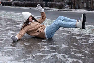A woman fell on the snowy ground - Fall Law